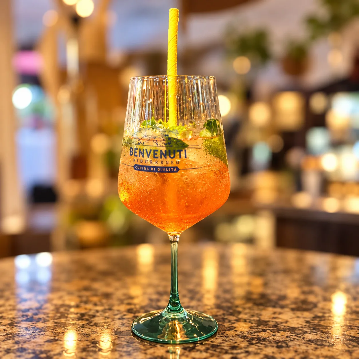 Aperitivo im Glas auf dem Tresen