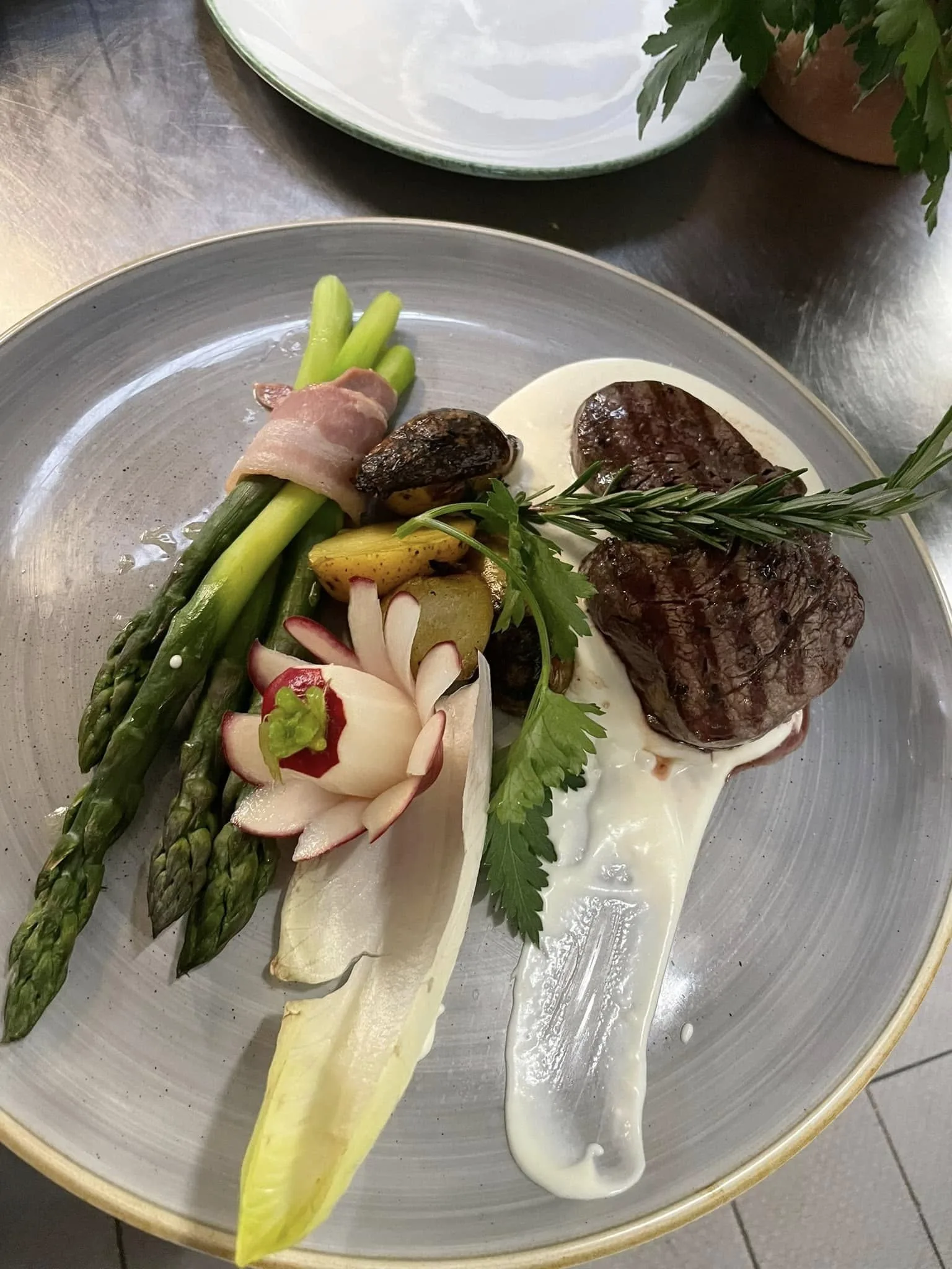 Rinderfilet mit grünem Spargel im Speckmantel und Rosmarin